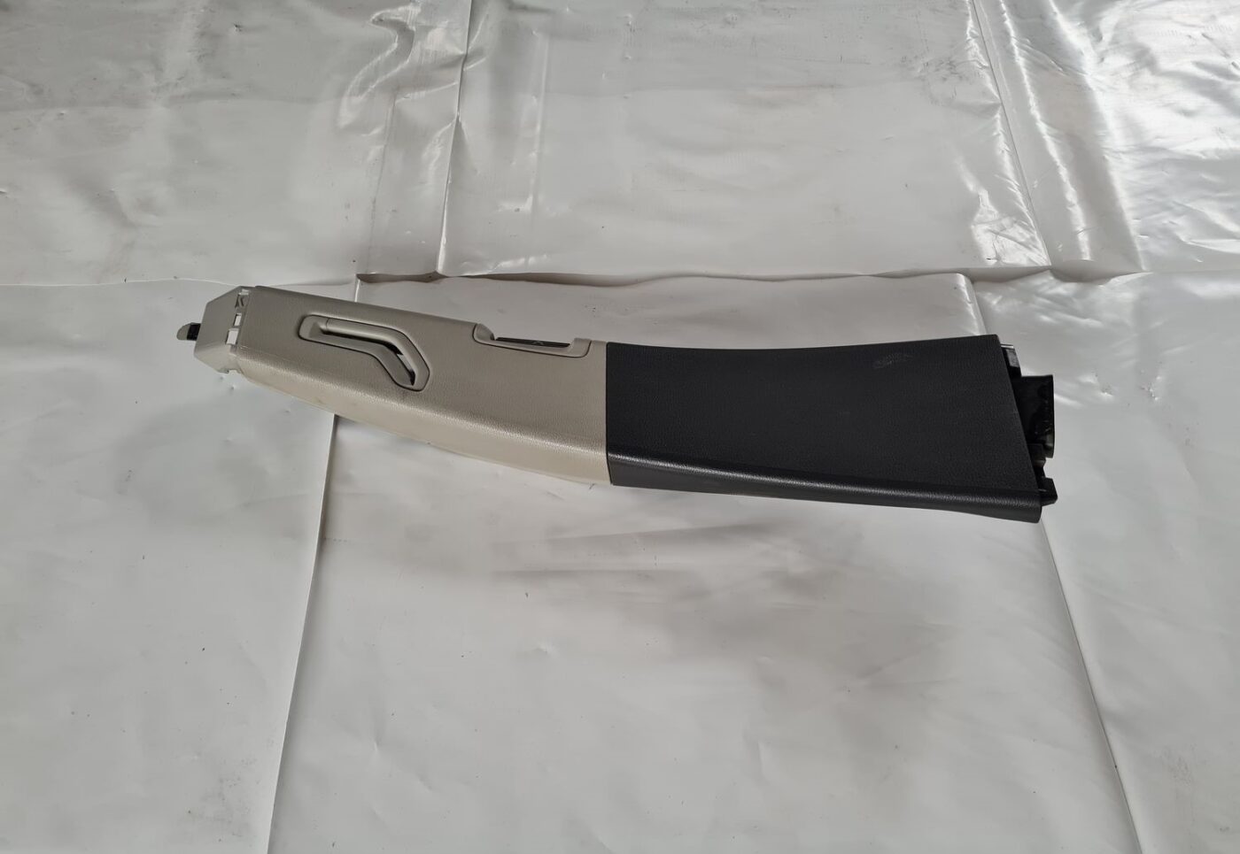 Vidējas salona statnes apdare priekš VOLVO V70 2003 SILVER 1 Vidējas salona statnes apdare priekš VOLVO V70 2003 SILVER