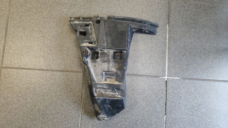 Priekšēja bufera labais kronšteins priekš VOLVO XC70 2004