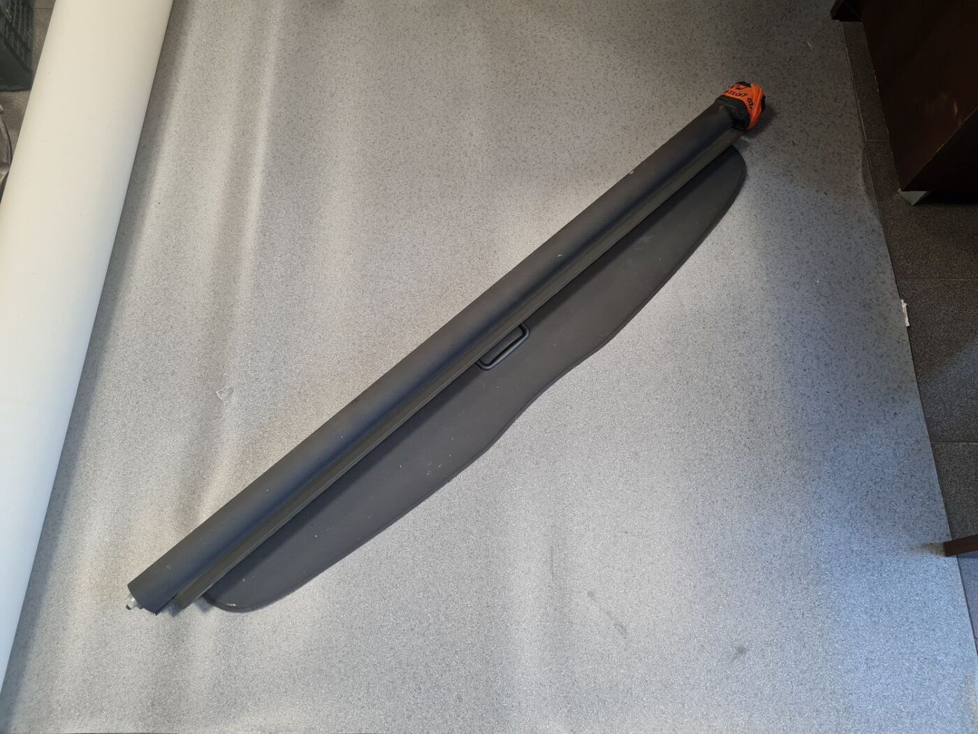 Bagāžnieka žalūzija priekš VW PASSAT 2004 UNIVERSAL GREY 1 Bagāžnieka žalūzija priekš VW PASSAT 2004 UNIVERSAL GREY