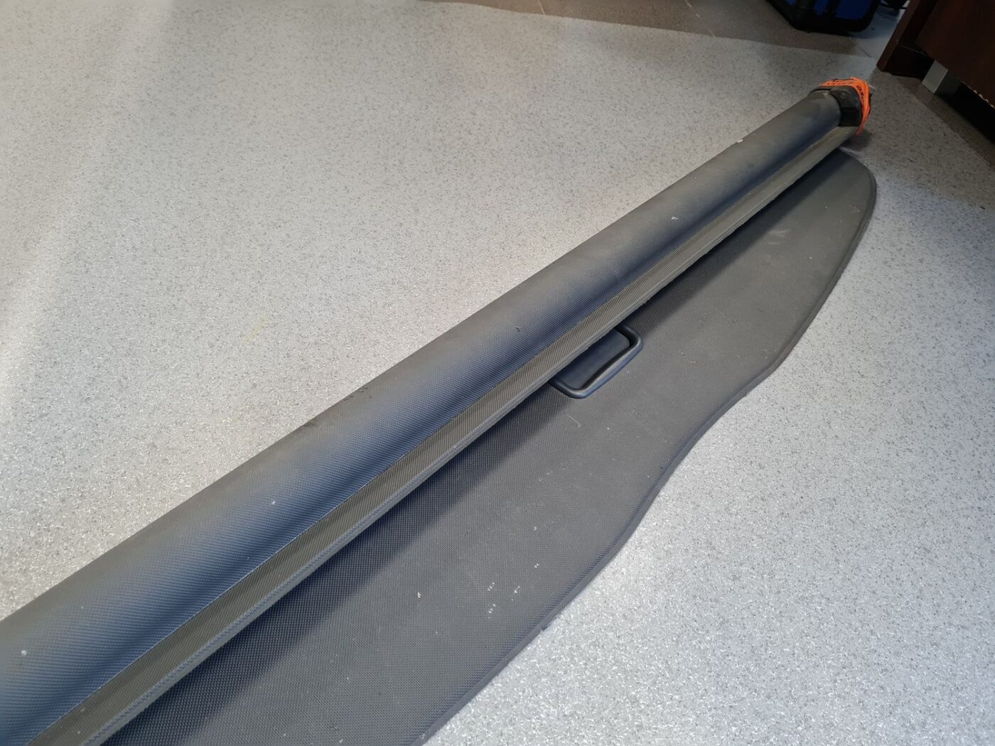 Bagāžnieka žalūzija priekš VW PASSAT 2004 UNIVERSAL GREY 4 Bagāžnieka žalūzija priekš VW PASSAT 2004 UNIVERSAL GREY