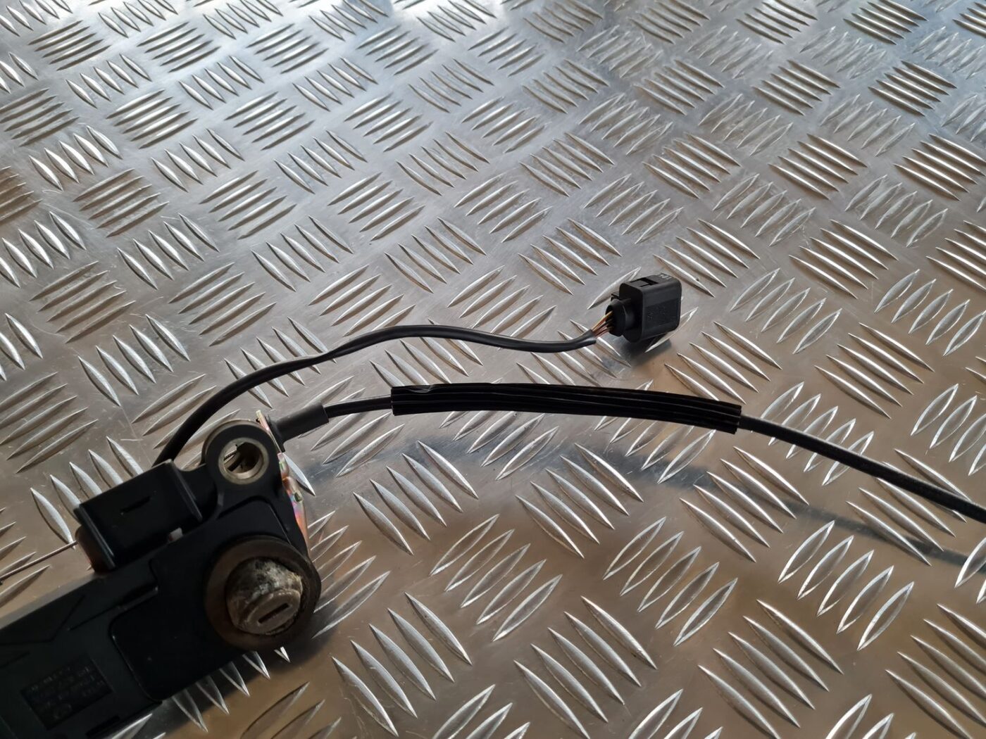 Bagāžnieka vāka slēdzene priekš VW PASSAT 2004 UNIVERSAL GREY 6 Bagāžnieka vāka slēdzene priekš VW PASSAT 2004 UNIVERSAL GREY