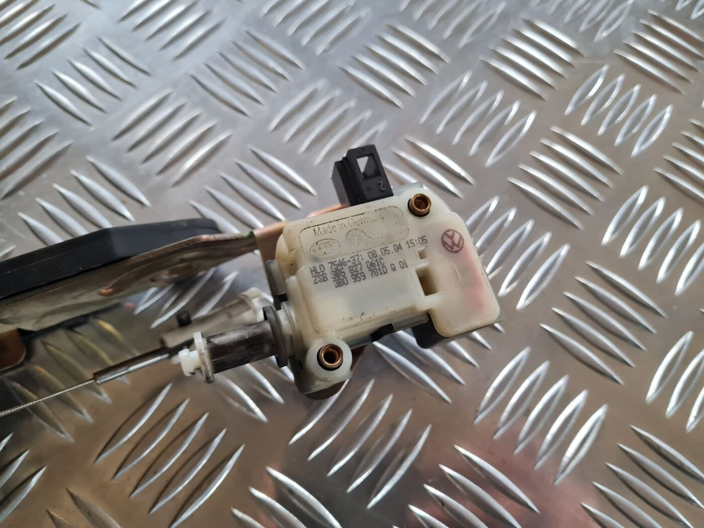 Bagāžnieka vāka slēdzene priekš VW PASSAT 2004 UNIVERSAL GREY 4 Bagāžnieka vāka slēdzene priekš VW PASSAT 2004 UNIVERSAL GREY