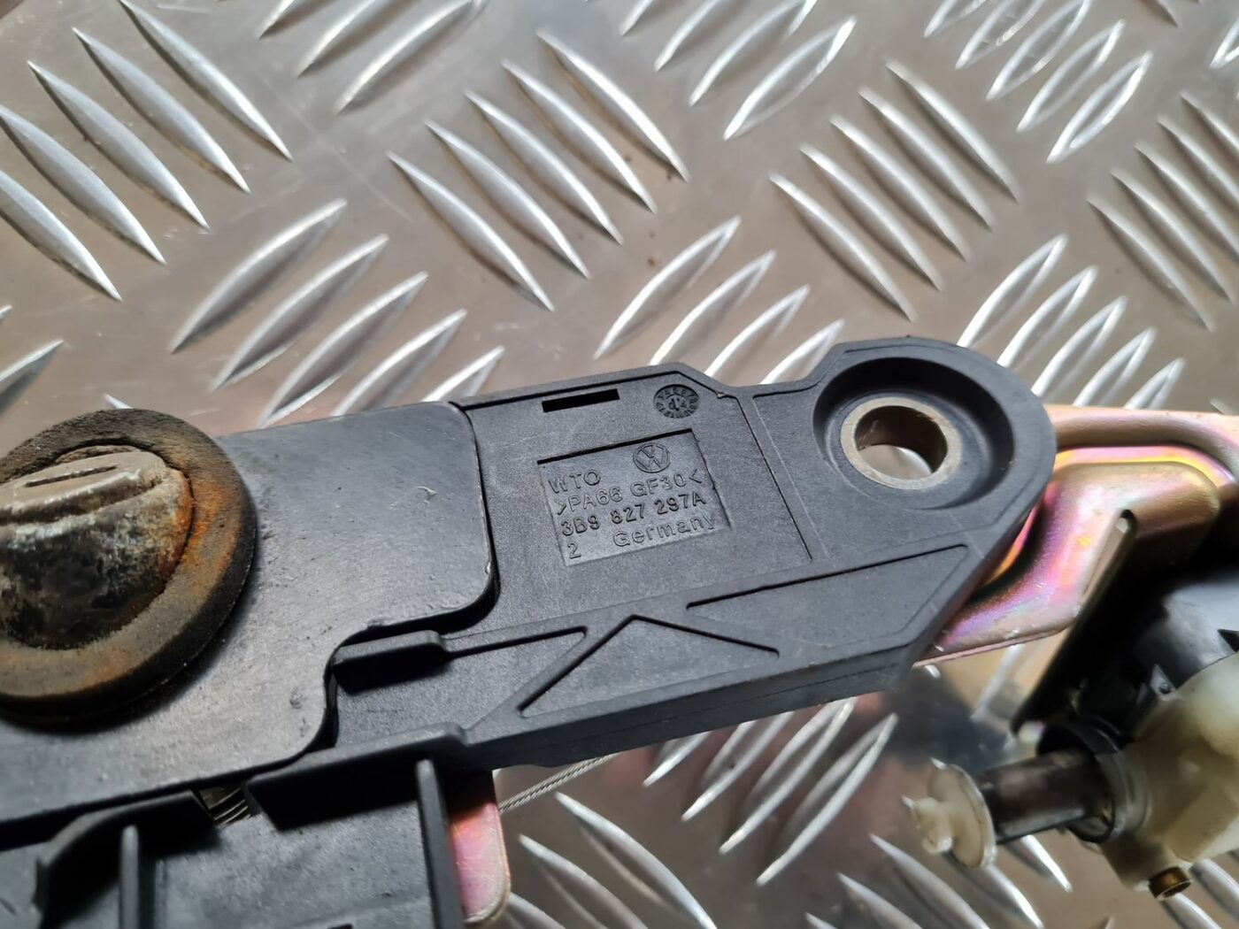 Bagāžnieka vāka slēdzene priekš VW PASSAT 2004 UNIVERSAL GREY 3 Bagāžnieka vāka slēdzene priekš VW PASSAT 2004 UNIVERSAL GREY