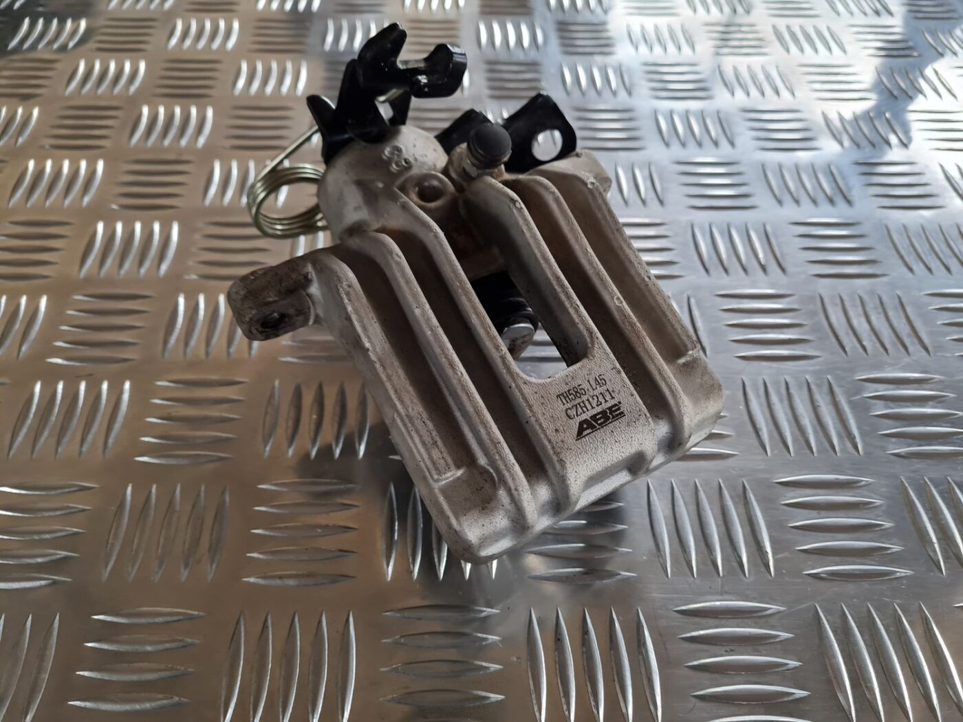 Aizmugurējais labais suports priekš VW PASSAT 2004 UNIVERSAL GREY 2 Aizmugurējais labais suports priekš VW PASSAT 2004 UNIVERSAL GREY