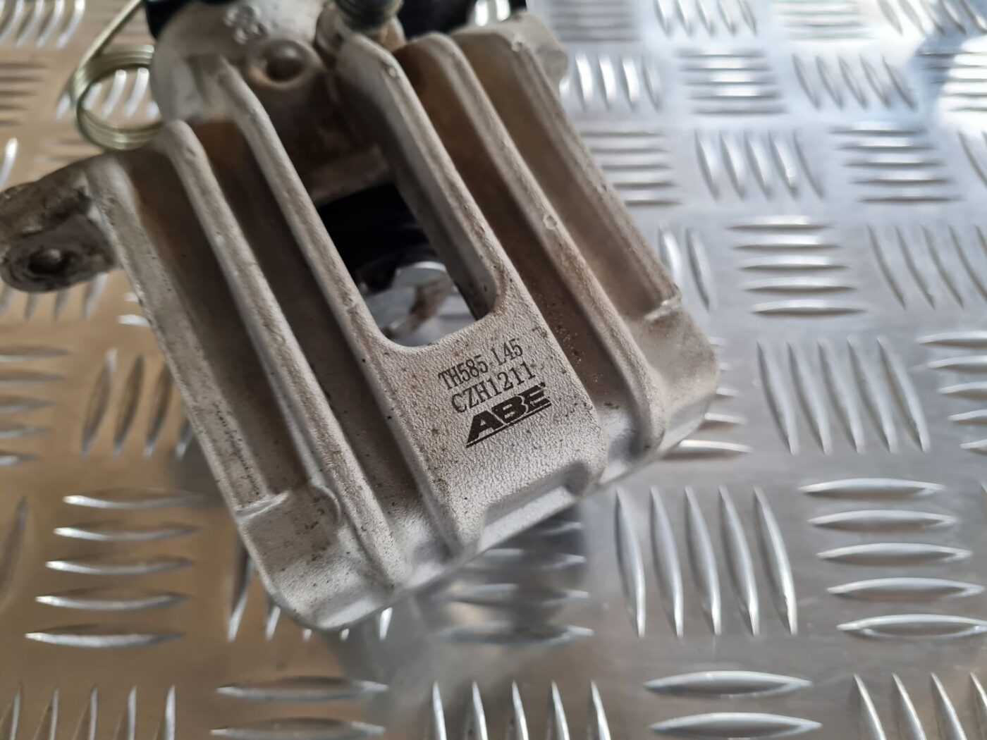 Aizmugurējais labais suports priekš VW PASSAT 2004 UNIVERSAL GREY 5 Aizmugurējais labais suports priekš VW PASSAT 2004 UNIVERSAL GREY