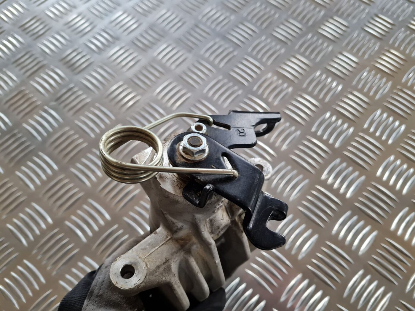 Aizmugurējais labais suports priekš VW PASSAT 2004 UNIVERSAL GREY 4 Aizmugurējais labais suports priekš VW PASSAT 2004 UNIVERSAL GREY