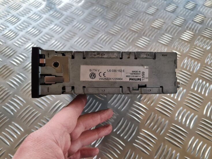 Automašīnas radio priekš VW PASSAT 2004 UNIVERSAL GREY