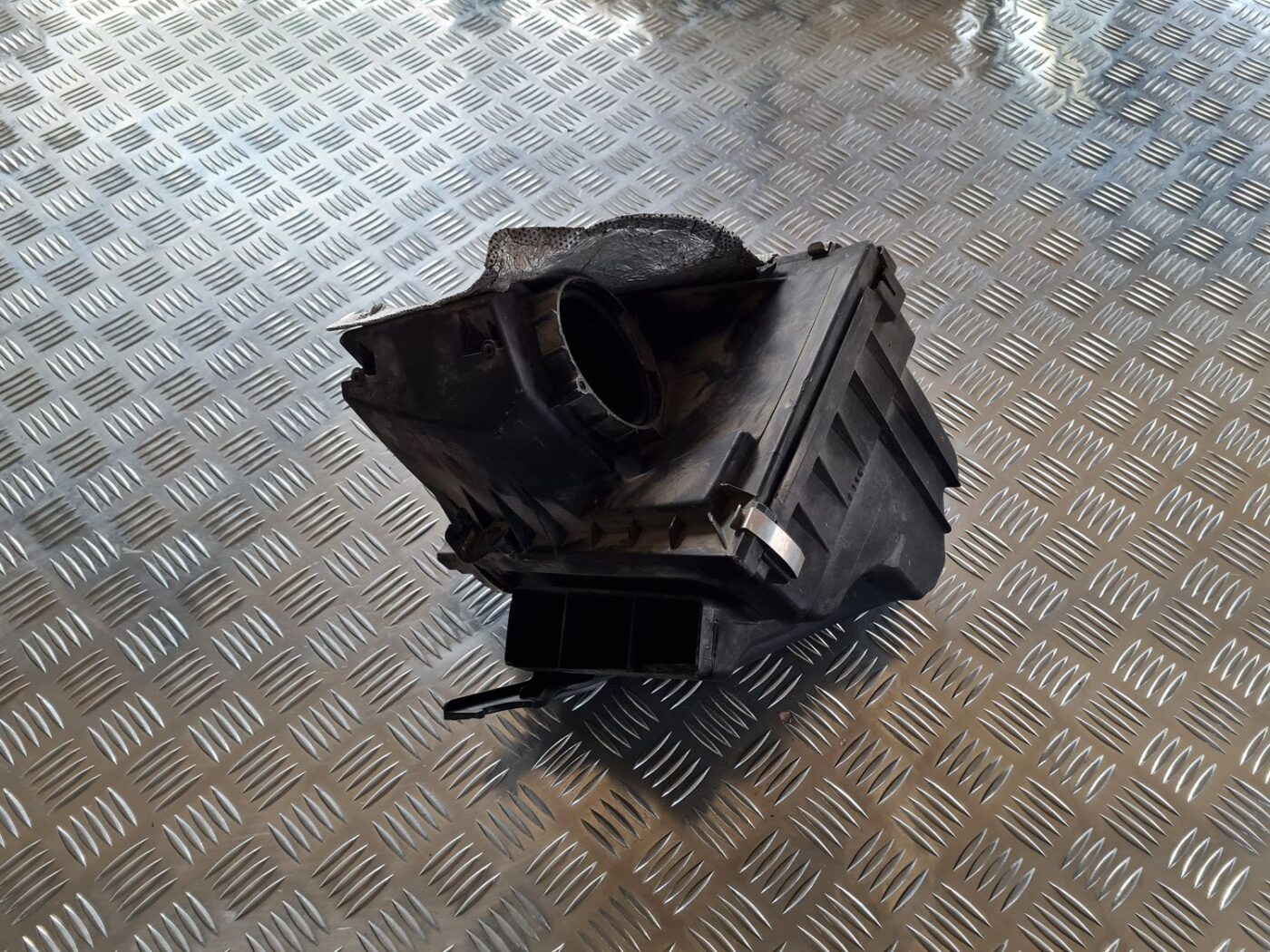 Gaisa filtra korpuss priekš VW PASSAT 2004 UNIVERSAL GREY 1 Gaisa filtra korpuss priekš VW PASSAT 2004 UNIVERSAL GREY