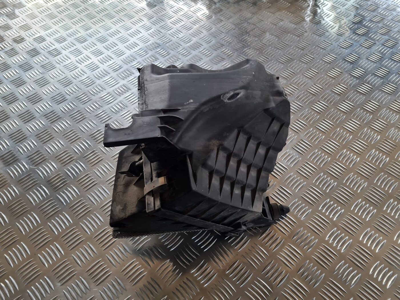 Gaisa filtra korpuss priekš VW PASSAT 2004 UNIVERSAL GREY 2 Gaisa filtra korpuss priekš VW PASSAT 2004 UNIVERSAL GREY