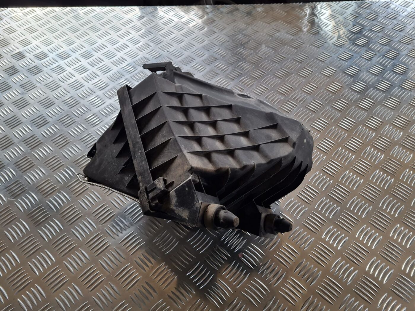 Gaisa filtra korpuss priekš VW PASSAT 2004 UNIVERSAL GREY 4 Gaisa filtra korpuss priekš VW PASSAT 2004 UNIVERSAL GREY