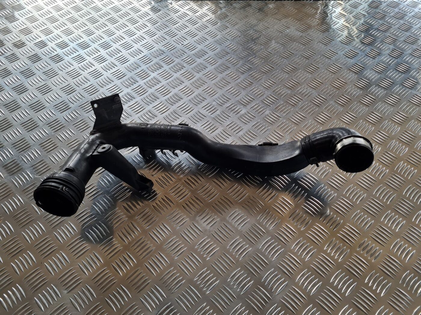 Interkulera caurule priekš VW PASSAT 2004 UNIVERSAL GREY 1 Interkulera caurule priekš VW PASSAT 2004 UNIVERSAL GREY