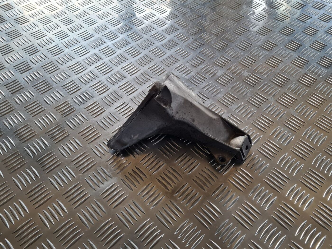 Dzinēja kronšteins priekš VW PASSAT 2004 UNIVERSAL GREY 1 Dzinēja kronšteins priekš VW PASSAT 2004 UNIVERSAL GREY