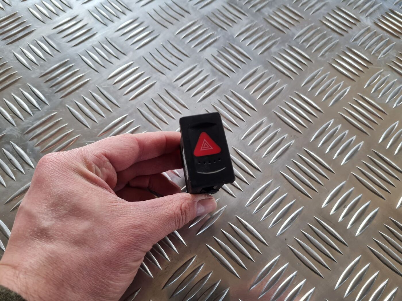 Trauksmes poga priekš VW PASSAT 2004 UNIVERSAL GREY 1 Trauksmes poga priekš VW PASSAT 2004 UNIVERSAL GREY