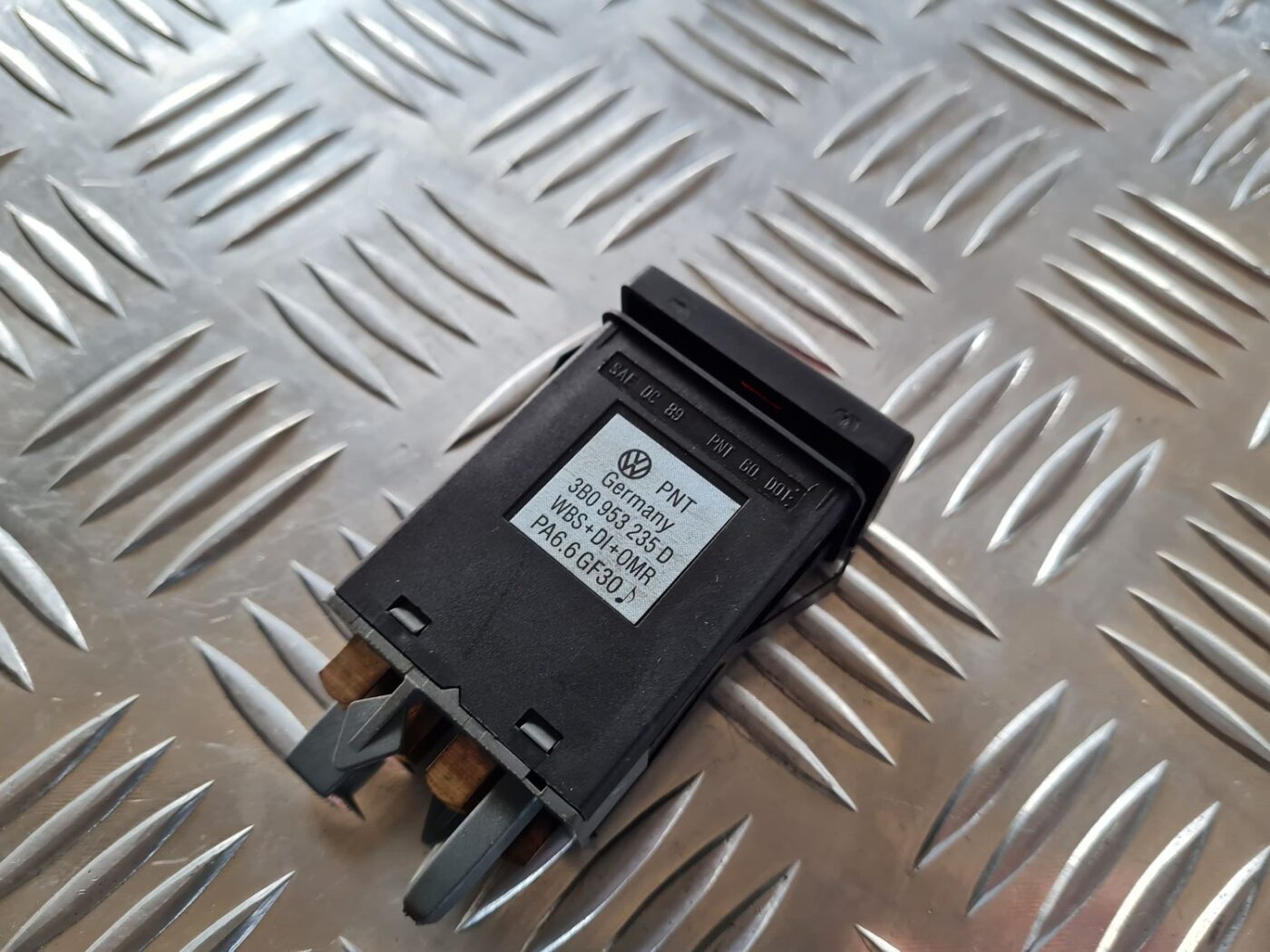 Trauksmes poga priekš VW PASSAT 2004 UNIVERSAL GREY 3 Trauksmes poga priekš VW PASSAT 2004 UNIVERSAL GREY