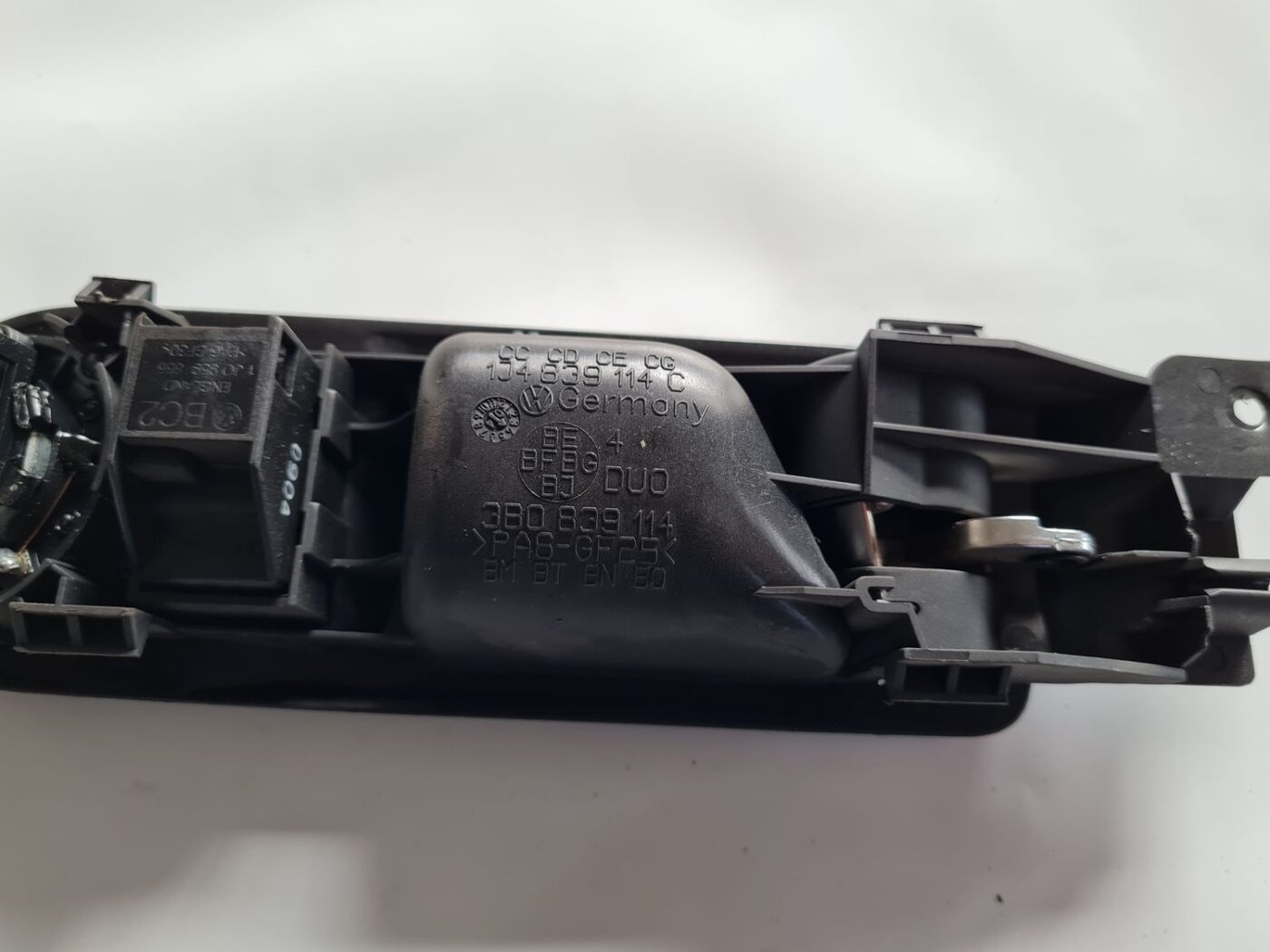 Salona durvju rokturis, aizmugures labais priekš VW PASSAT 2004 UNIVERSAL GREY 4 Salona durvju rokturis, aizmugures labais priekš VW PASSAT 2004 UNIVERSAL GREY