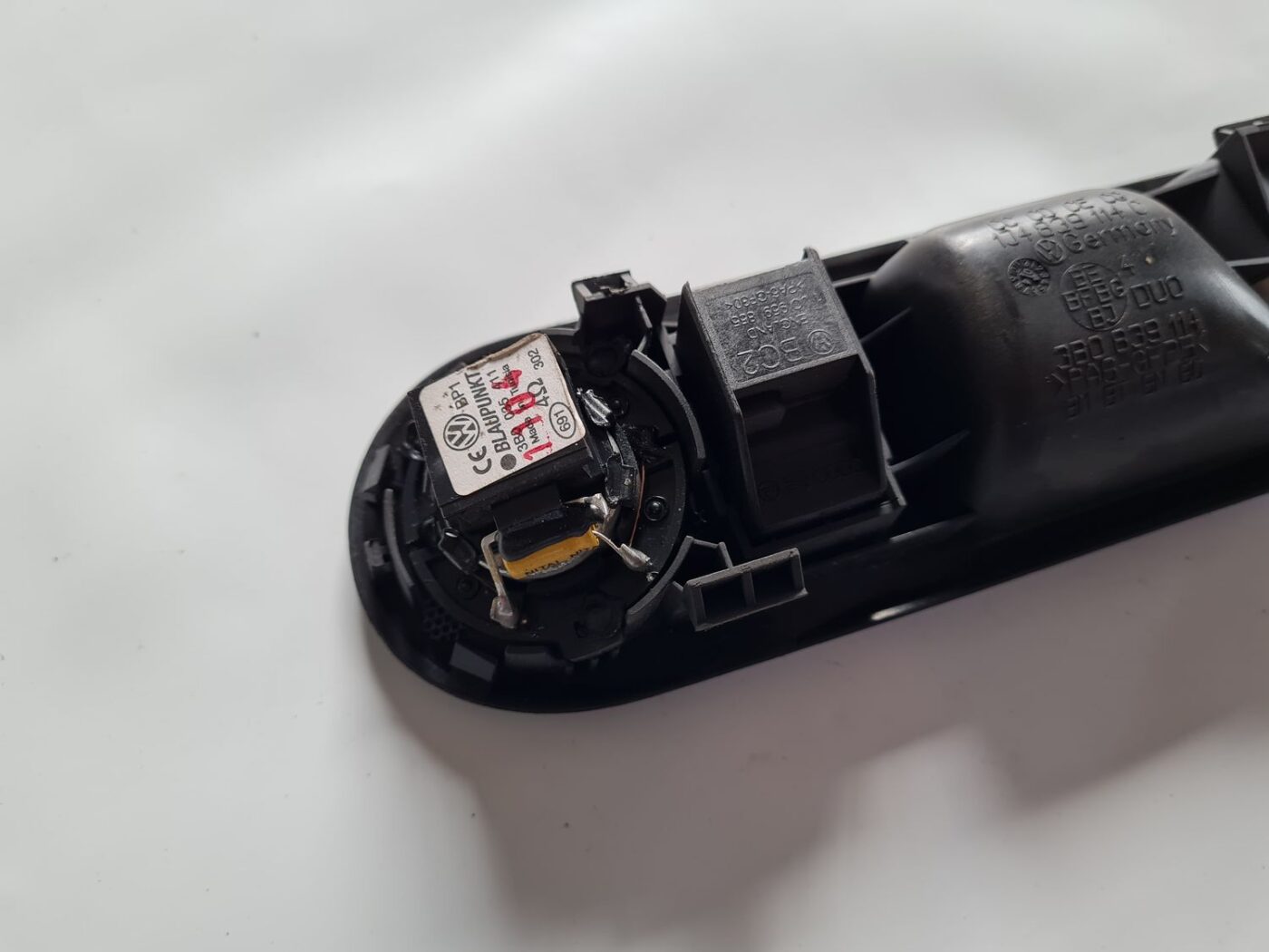 Salona durvju rokturis, aizmugures labais priekš VW PASSAT 2004 UNIVERSAL GREY 3 Salona durvju rokturis, aizmugures labais priekš VW PASSAT 2004 UNIVERSAL GREY