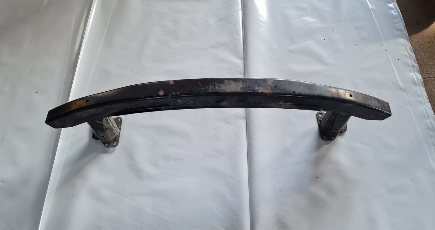 Priekšējā bufera pastiprinātājs priekš VW PASSAT 2004 UNIVERSAL GREY 1 Priekšējā bufera pastiprinātājs priekš VW PASSAT 2004 UNIVERSAL GREY