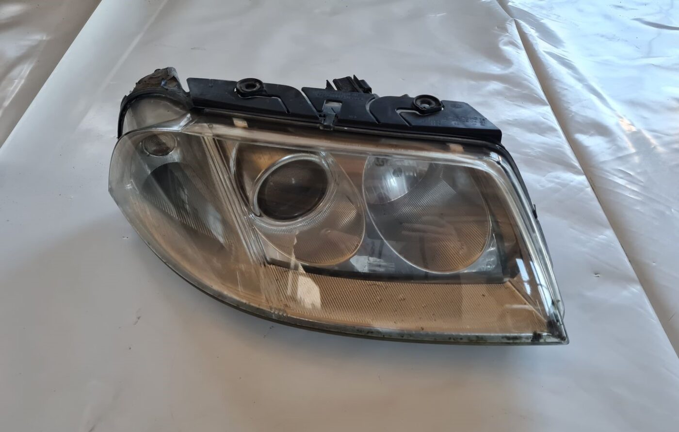 Priekšējais labais lukturis priekš VW PASSAT 2004 UNIVERSAL GREY 1 Priekšējais labais lukturis priekš VW PASSAT 2004 UNIVERSAL GREY