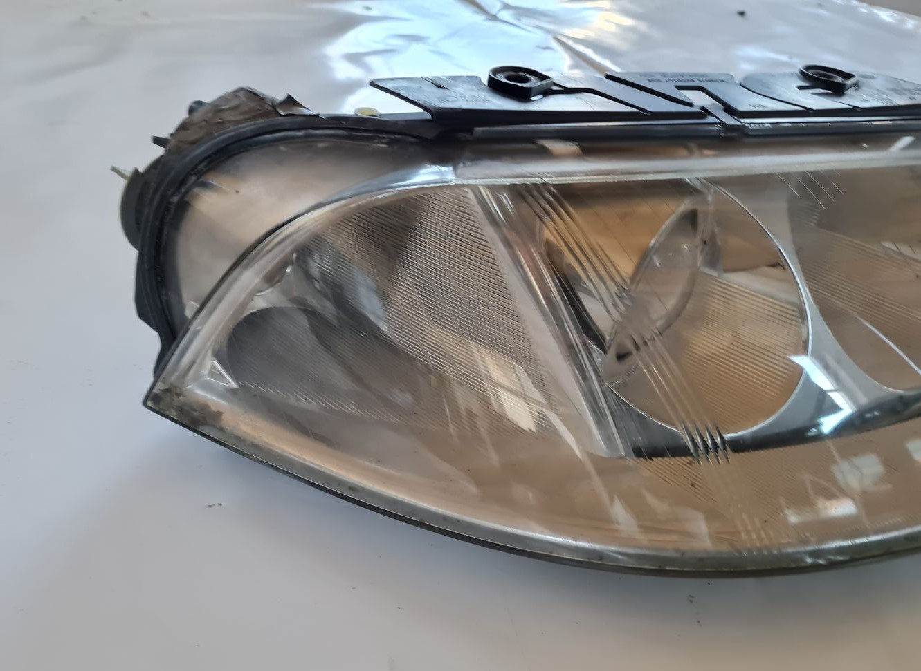 Priekšējais labais lukturis priekš VW PASSAT 2004 UNIVERSAL GREY 9 Priekšējais labais lukturis priekš VW PASSAT 2004 UNIVERSAL GREY