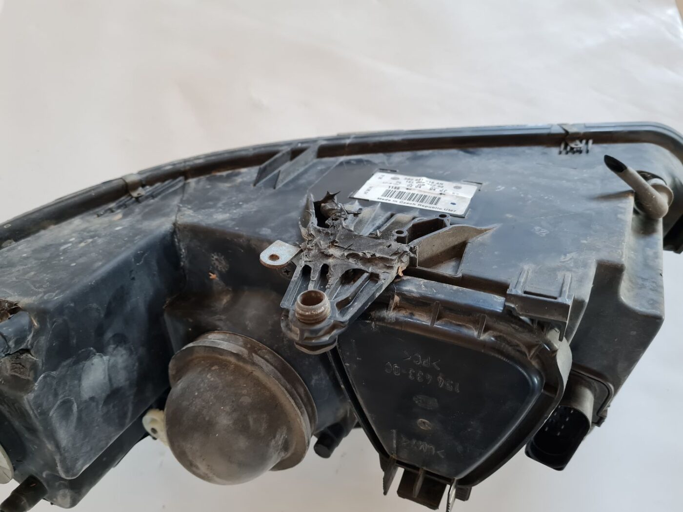 Priekšējais labais lukturis priekš VW PASSAT 2004 UNIVERSAL GREY 7 Priekšējais labais lukturis priekš VW PASSAT 2004 UNIVERSAL GREY