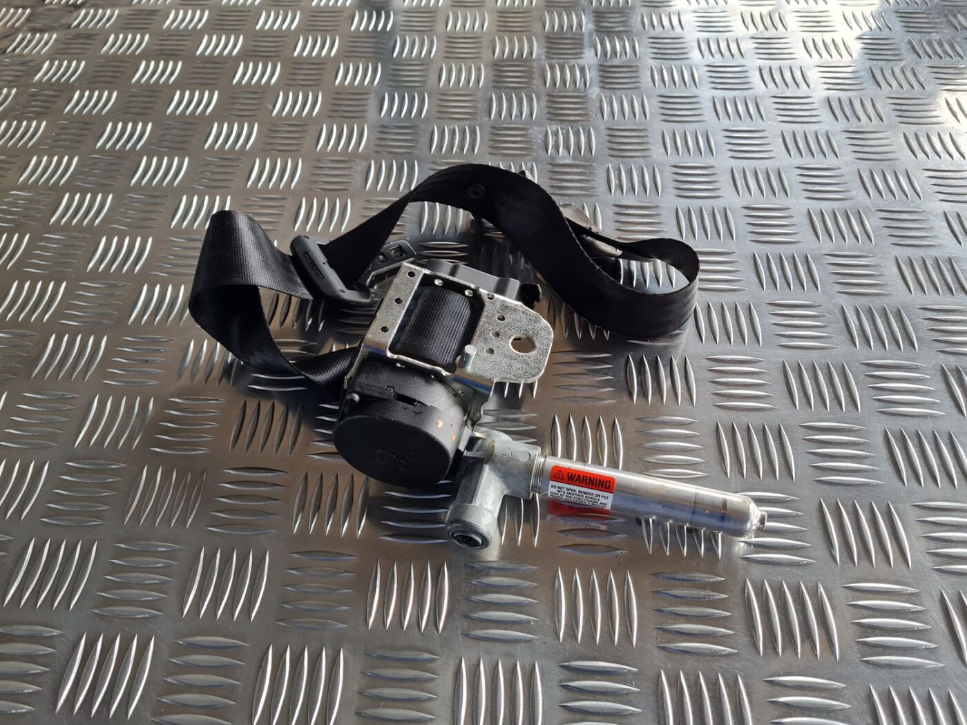 Aizmugurējā vidēja drošības josta priekš VOLVO S60 2008 2 Aizmugurējā vidēja drošības josta priekš VOLVO S60 2008