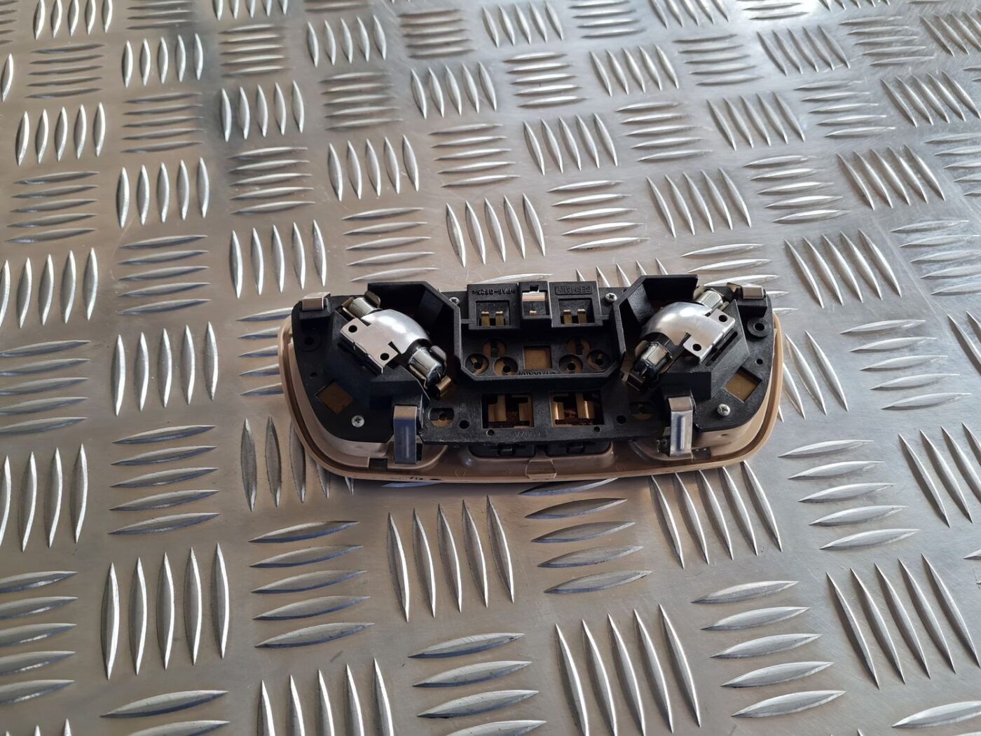 Aizmugurējo sēdvietu apgaismojums priekš VOLVO S60 2008 2 Aizmugurējo sēdvietu apgaismojums priekš VOLVO S60 2008