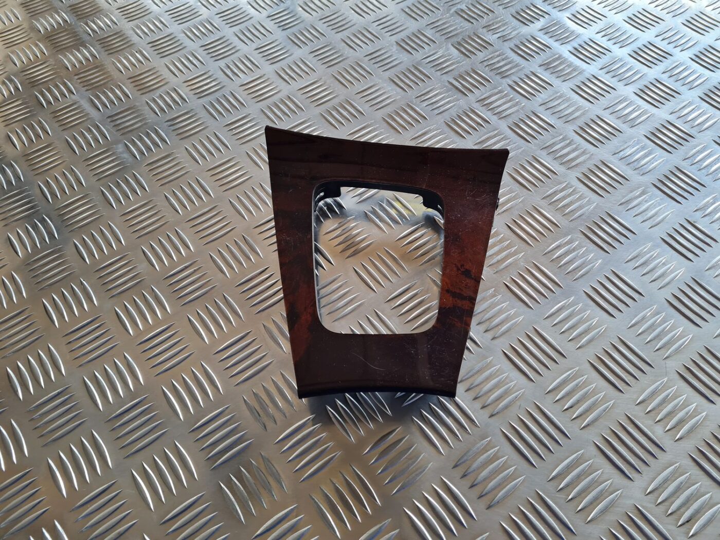 Dekoratīvs rāmis pārnesumu selektoram priekš VOLVO S60 2008 1 Dekoratīvs rāmis pārnesumu selektoram priekš VOLVO S60 2008