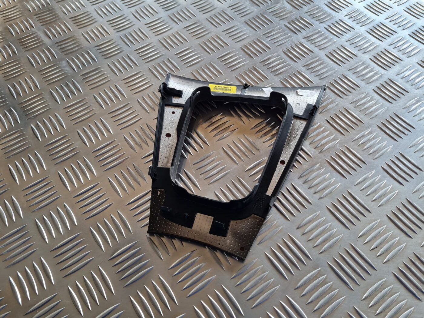 Dekoratīvs rāmis pārnesumu selektoram priekš VOLVO S60 2008 2 Dekoratīvs rāmis pārnesumu selektoram priekš VOLVO S60 2008