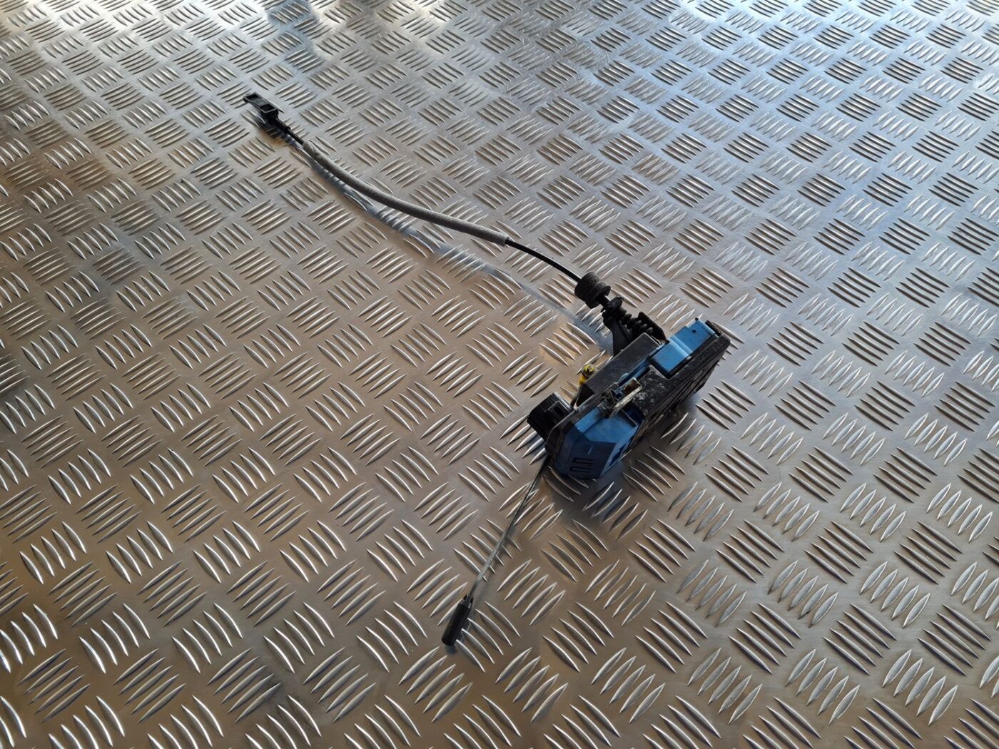 Priekšējo labo durvju slēdzene priekš VOLVO S60 2008 1 Priekšējo labo durvju slēdzene priekš VOLVO S60 2008