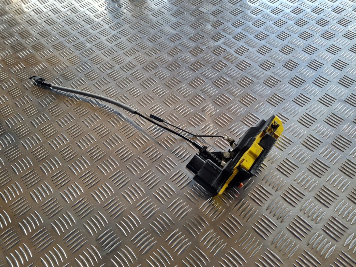 Aizmugurējo kreiso durvju slēdzene priekš VOLVO S60 2008 1 Aizmugurējo kreiso durvju slēdzene priekš VOLVO S60 2008