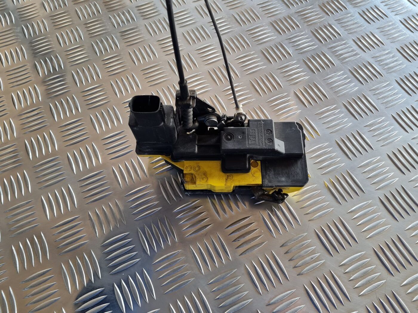 Aizmugurējo kreiso durvju slēdzene priekš VOLVO S60 2008 3 Aizmugurējo kreiso durvju slēdzene priekš VOLVO S60 2008