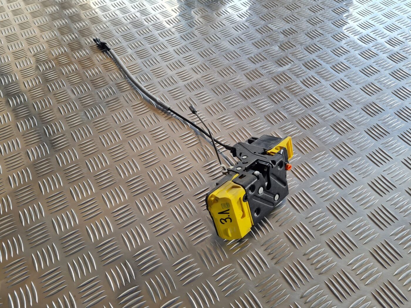 Aizmugurējo kreiso durvju slēdzene priekš VOLVO S60 2008 2 Aizmugurējo kreiso durvju slēdzene priekš VOLVO S60 2008