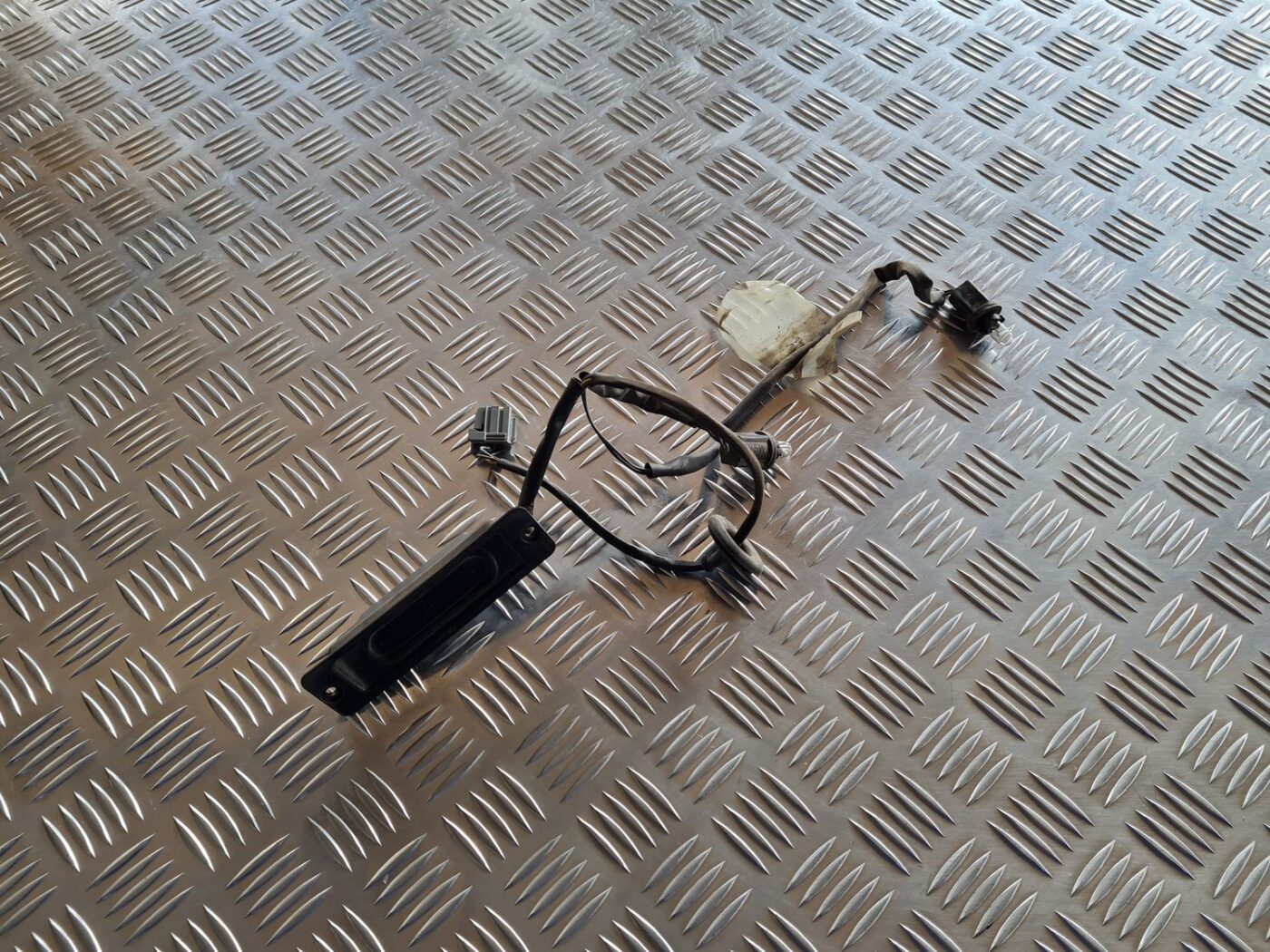 Bagažnieka vāka rokturis priekš VOLVO S60 2008 1 Bagažnieka vāka rokturis priekš VOLVO S60 2008