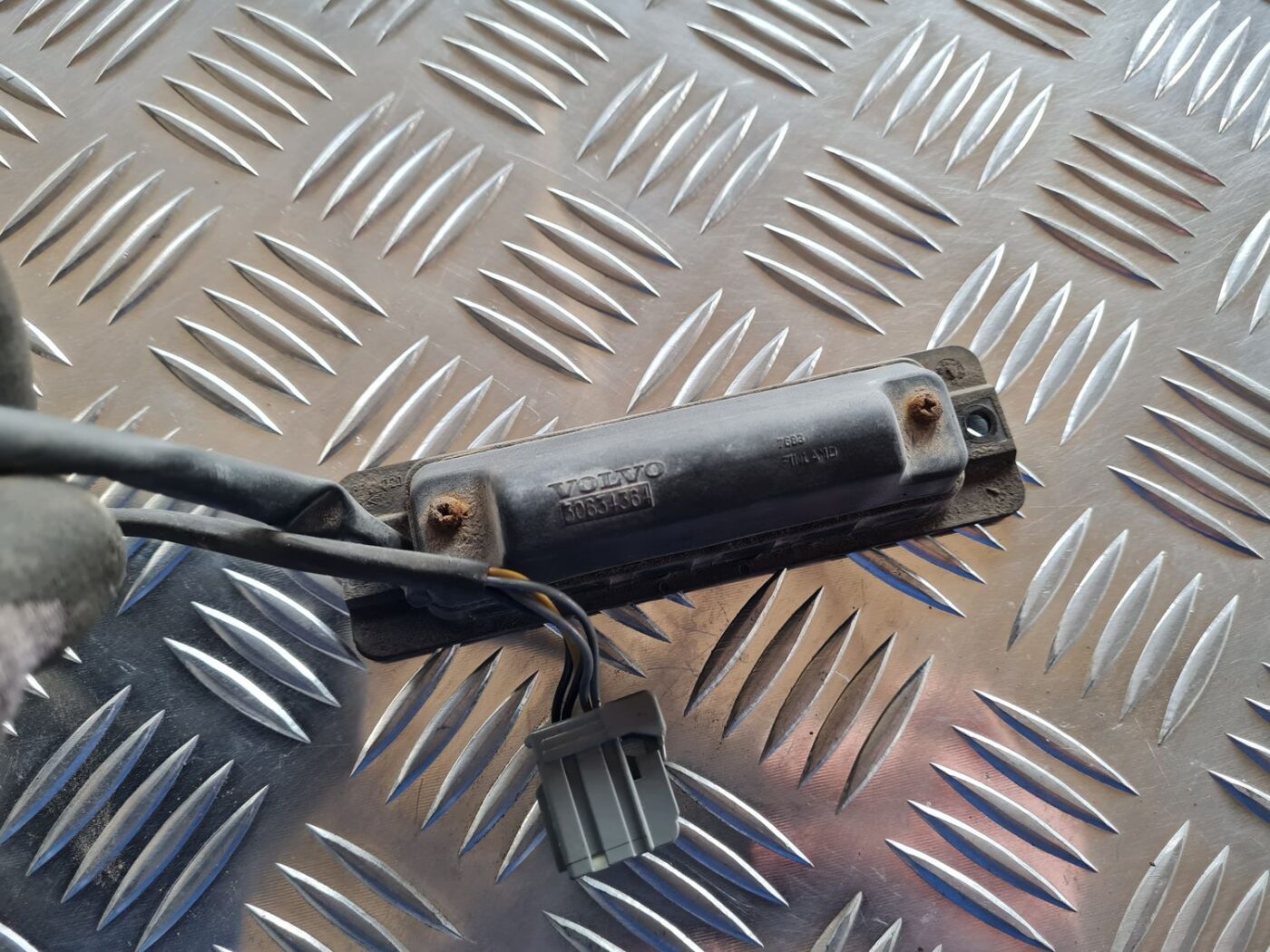 Bagažnieka vāka rokturis priekš VOLVO S60 2008 3 Bagažnieka vāka rokturis priekš VOLVO S60 2008