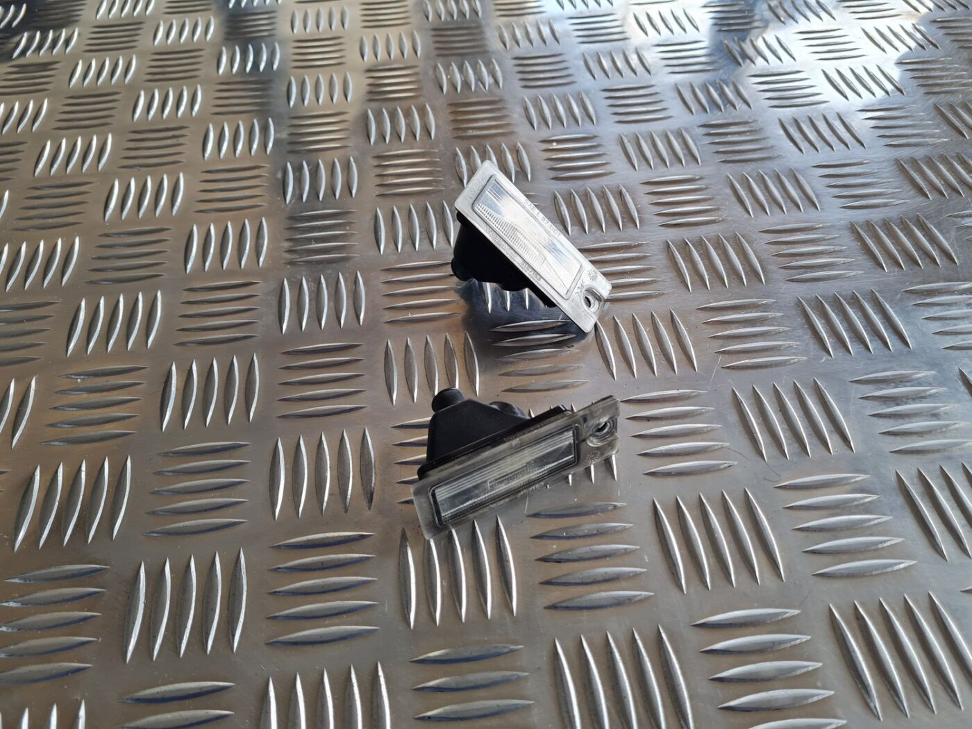 Numura zīmes apgaismojums priekš VOLVO S60 2008 1 Numura zīmes apgaismojums priekš VOLVO S60 2008