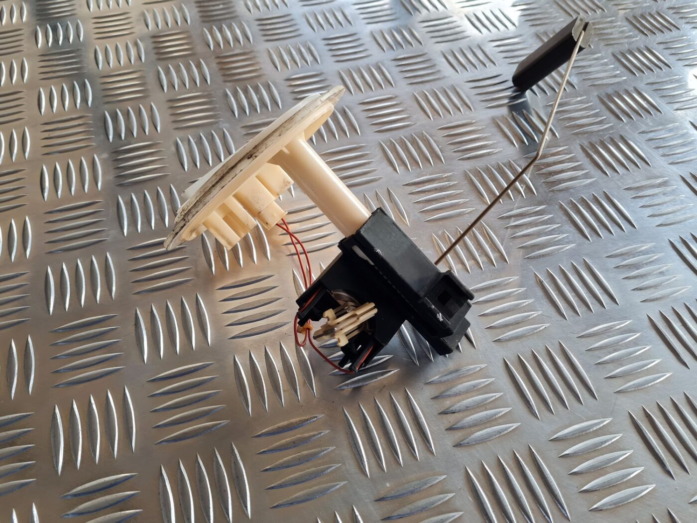 Degvielas tvertnes sūkņa līmeņa devējs priekš VOLVO S60 2008 3 Degvielas tvertnes sūkņa līmeņa devējs priekš VOLVO S60 2008