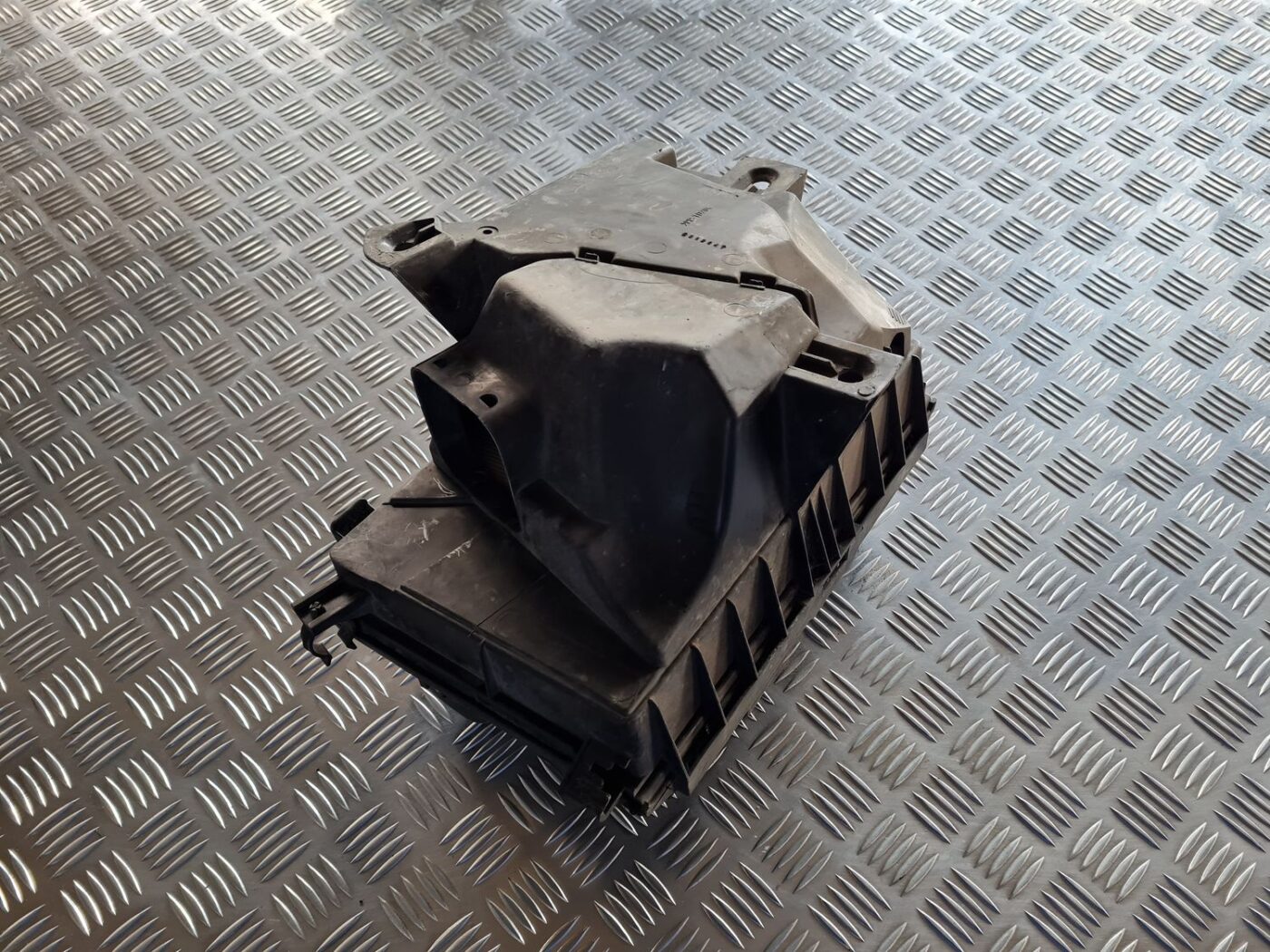 Salona gaisa filtra korpuss priekš VOLVO S60 2008 3 Salona gaisa filtra korpuss priekš VOLVO S60 2008