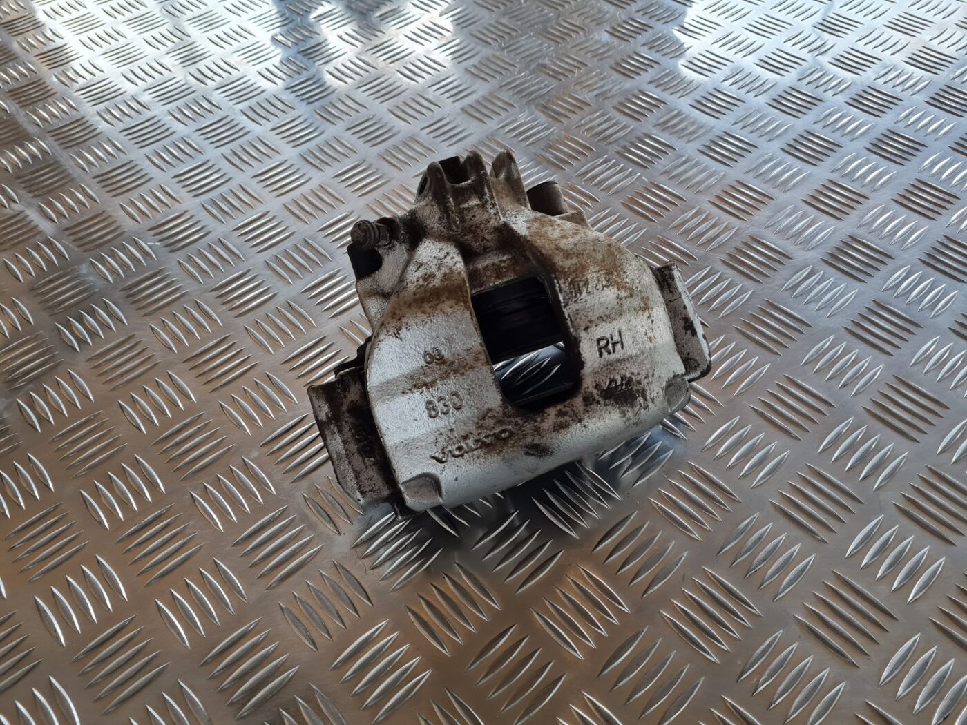 Priekšējais labais suports priekš VOLVO S60 2008 1 Priekšējais labais suports priekš VOLVO S60 2008