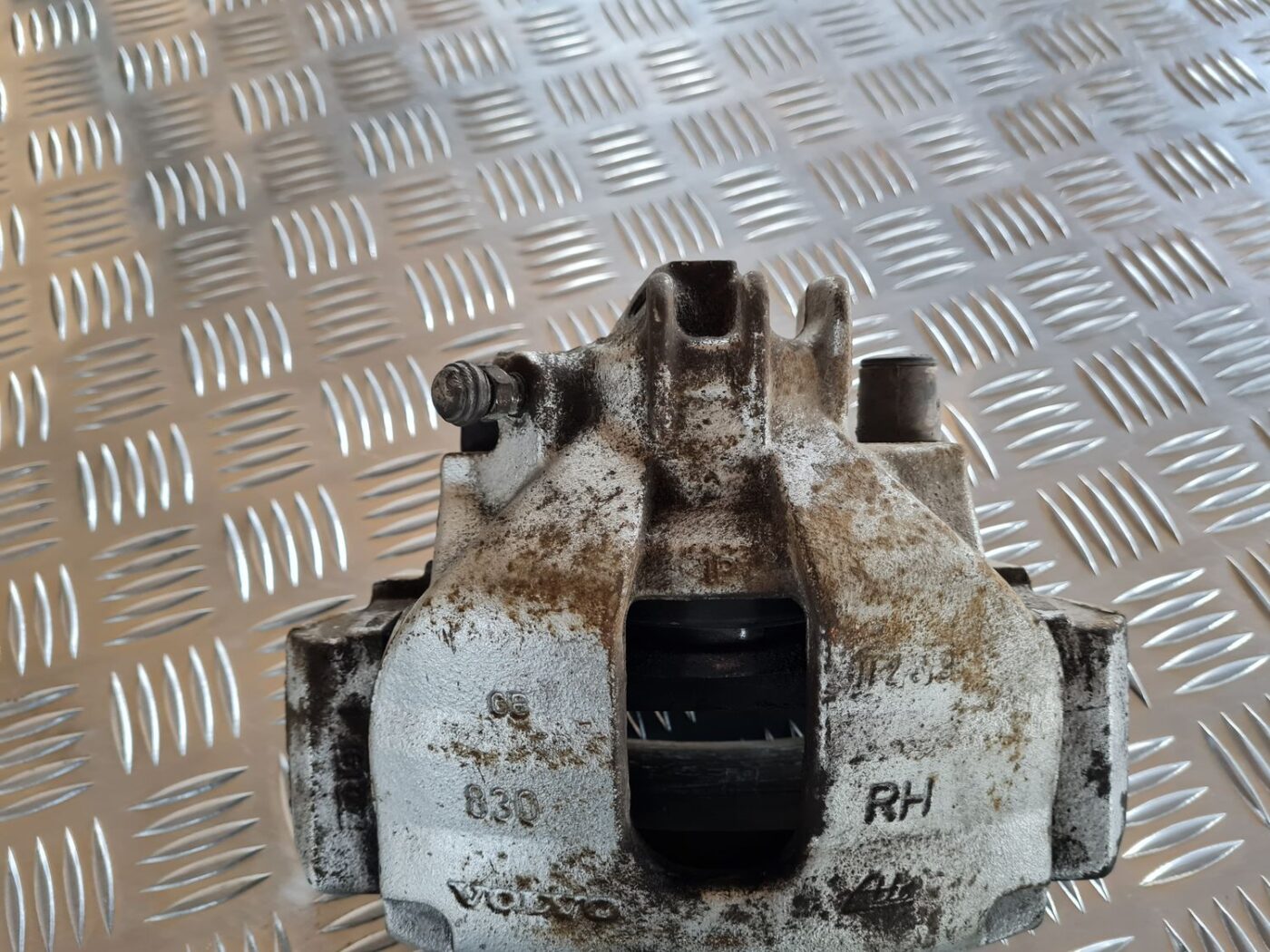 Priekšējais labais suports priekš VOLVO S60 2008 2 Priekšējais labais suports priekš VOLVO S60 2008