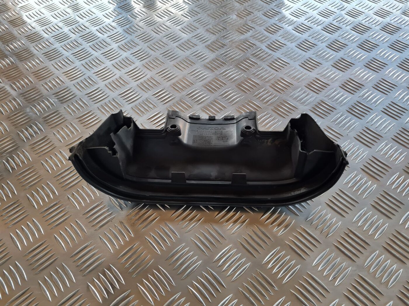Dzinēja dekoratīva vāka daļa priekš VOLVO S60 2008 4 Dzinēja dekoratīva vāka daļa priekš VOLVO S60 2008