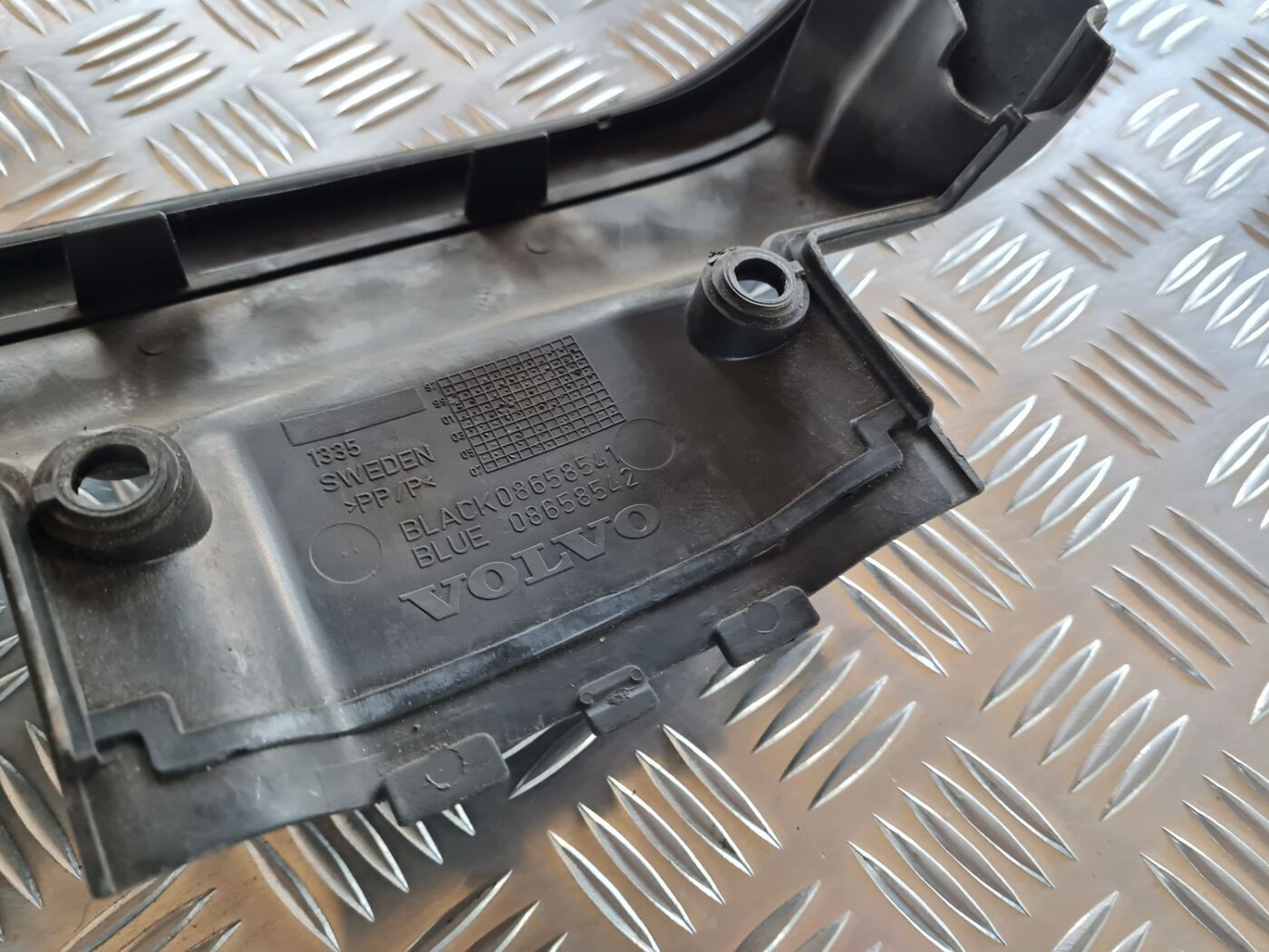 Dzinēja dekoratīva vāka daļa priekš VOLVO S60 2008 3 Dzinēja dekoratīva vāka daļa priekš VOLVO S60 2008