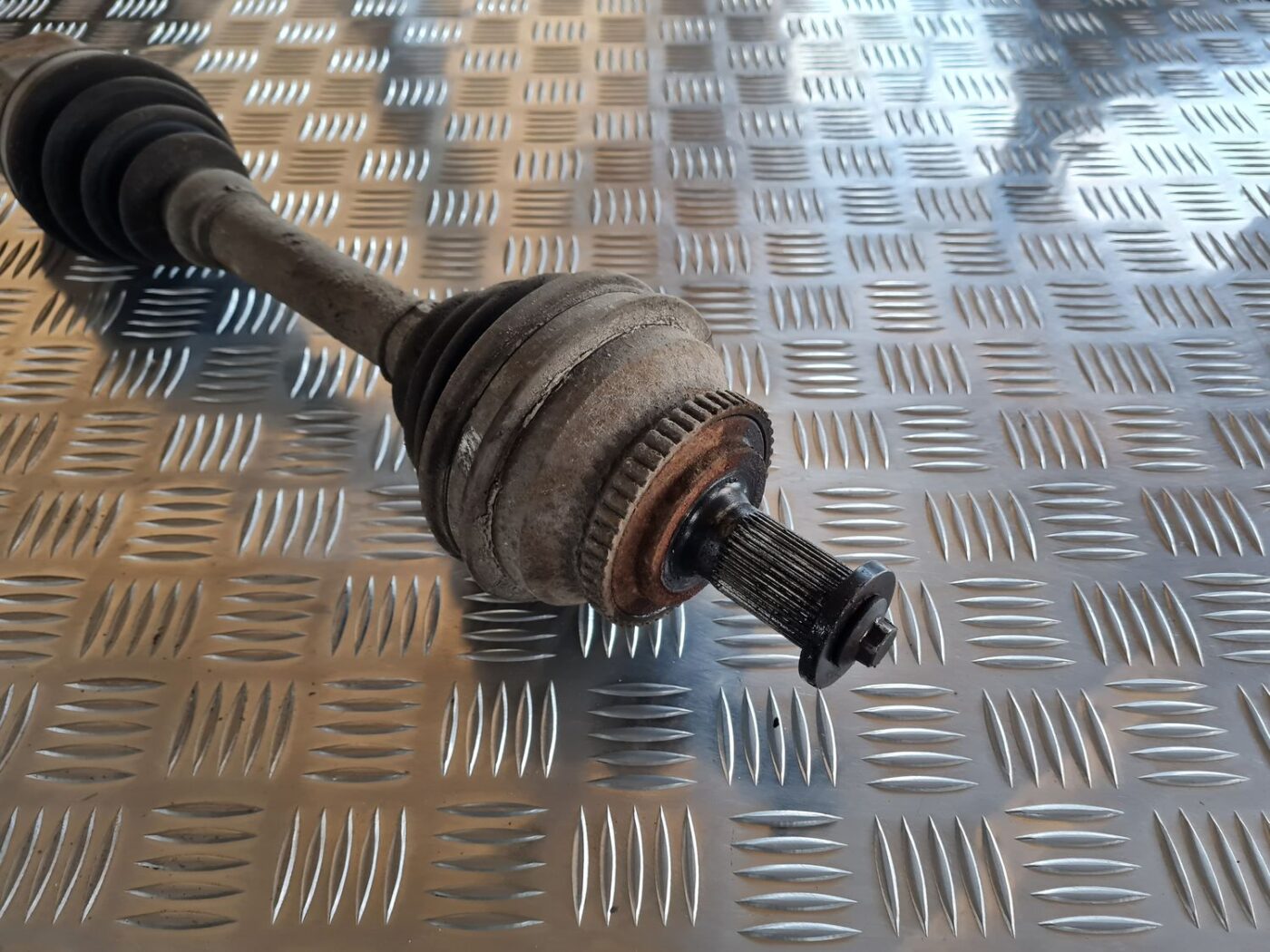 Pusass priekšējā kreisā priekš VOLVO S60 2008 2 Pusass priekšējā kreisā priekš VOLVO S60 2008