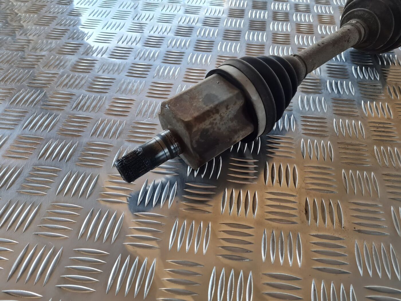 Pusass priekšējā kreisā priekš VOLVO S60 2008 3 Pusass priekšējā kreisā priekš VOLVO S60 2008