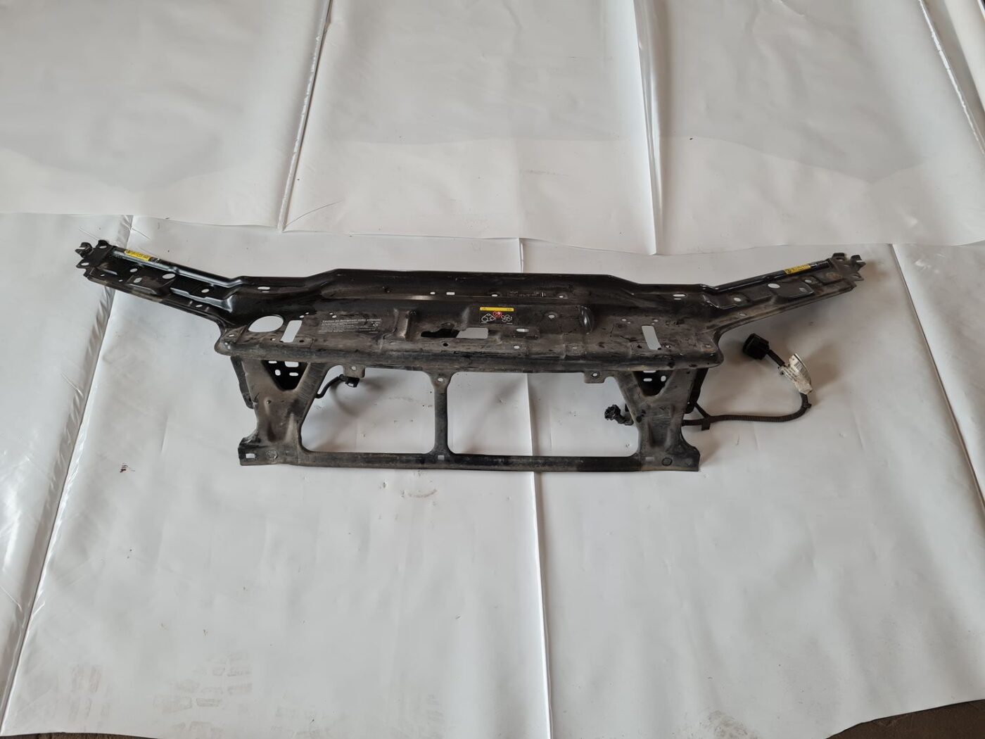 Priekšējā radiatora rāmja augšēja daļa priekš VOLVO S60 2008 1 Priekšējā radiatora rāmja augšēja daļa priekš VOLVO S60 2008