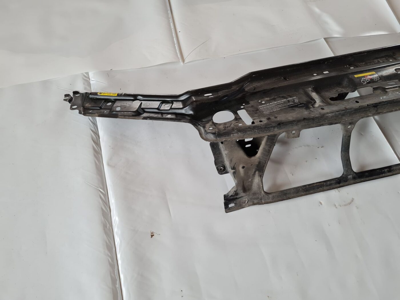 Priekšējā radiatora rāmja augšēja daļa priekš VOLVO S60 2008 2 Priekšējā radiatora rāmja augšēja daļa priekš VOLVO S60 2008