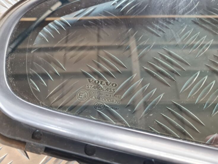 Aizmugurējais labais sānu stikls priekš VOLVO S60 2008