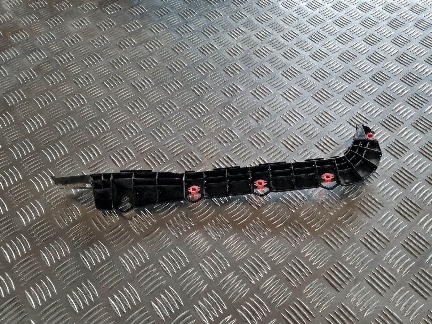 Aizmugurējā spārna un bufera stiprinājums priekš SUBARU LEGACY 2010 2 Aizmugurējā spārna un bufera stiprinājums priekš SUBARU LEGACY 2010