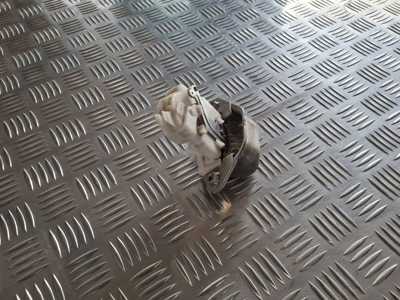 Bagāžnieka vāka slēdzene priekš SUBARU LEGACY 2010 1 Bagāžnieka vāka slēdzene priekš SUBARU LEGACY 2010