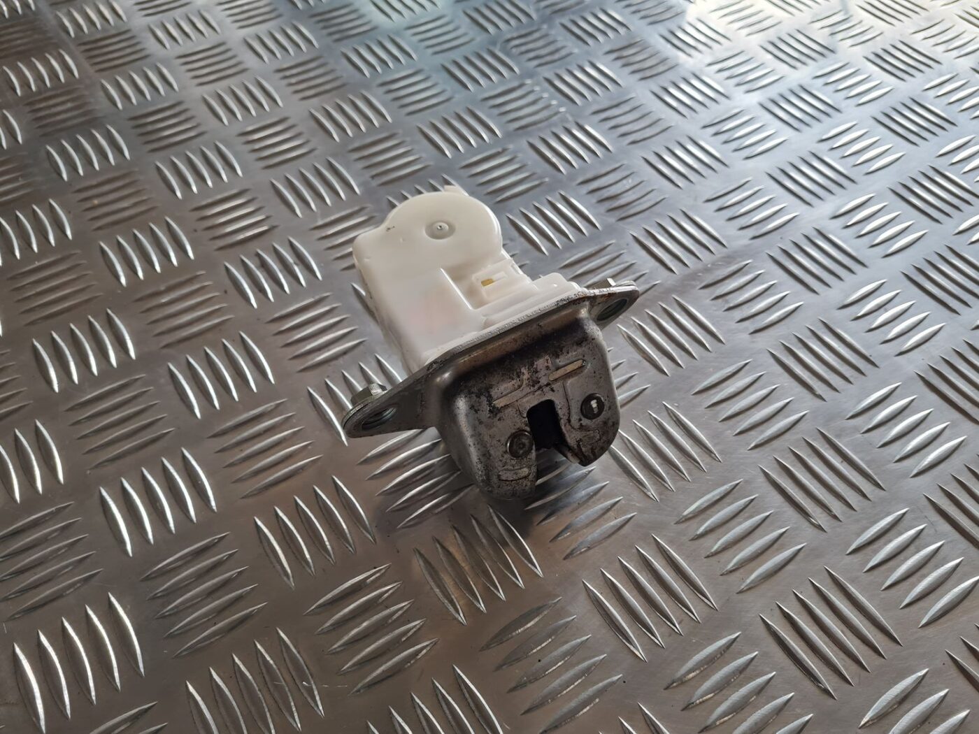 Bagāžnieka vāka slēdzene priekš SUBARU LEGACY 2010 2 Bagāžnieka vāka slēdzene priekš SUBARU LEGACY 2010