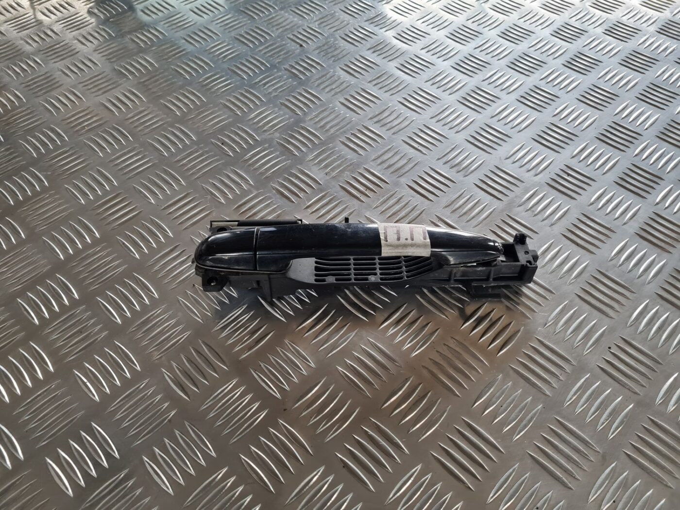 Priekšējāis labais durvju rokturis priekš SUBARU LEGACY 2010 1 Priekšējāis labais durvju rokturis priekš SUBARU LEGACY 2010